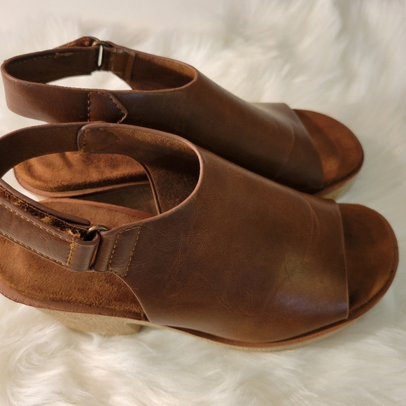 Brown Leather Women's Sandals - Picture 5 of 10